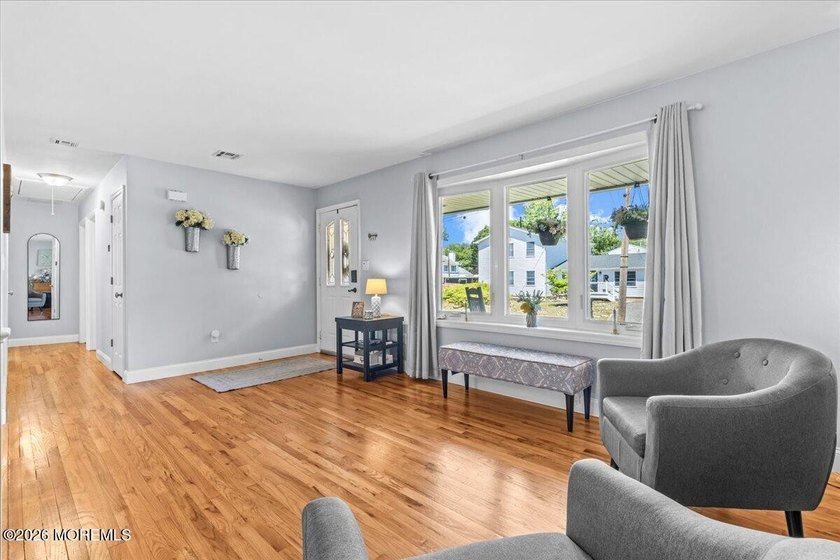 Welcome to this beautifully maintained 4-bedroom, 2-bath ranch - photo 8