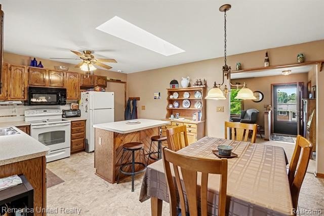 Ranch home with gorgeous views of Thompson Lake! 3 bedrooms, 2 - photo 13