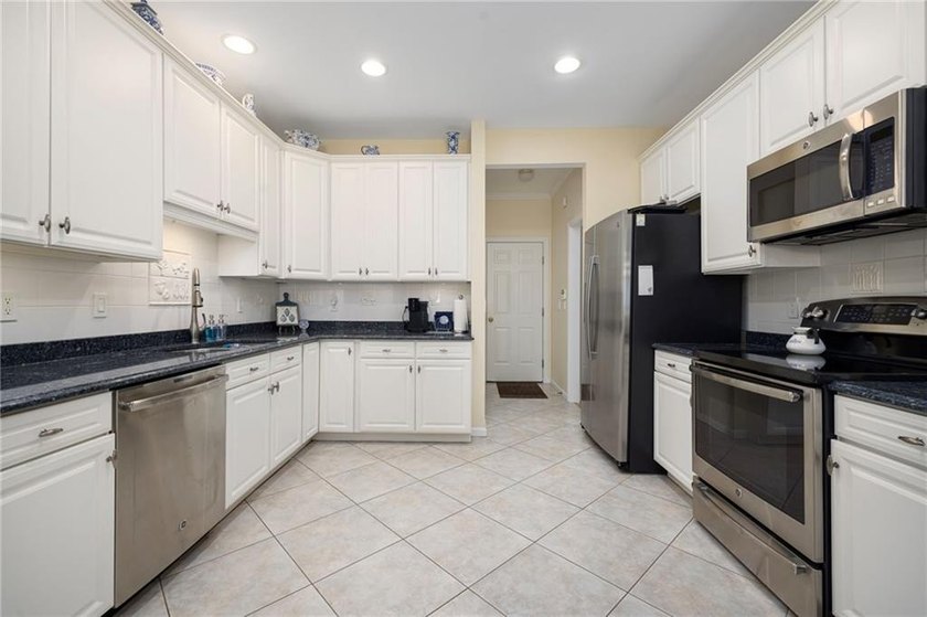 We invite you to explore this expansive end-unit - photo 7