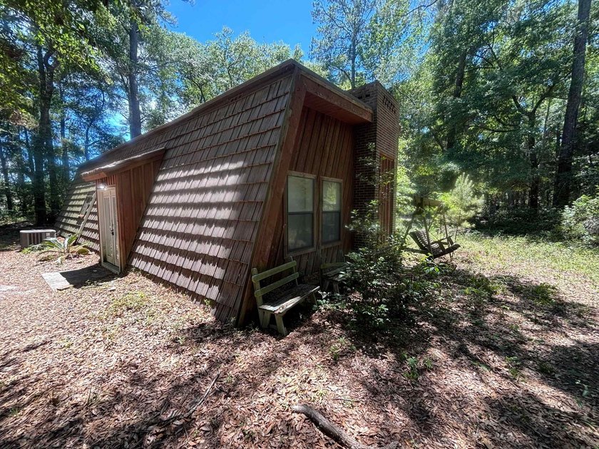 Set in the established Hagley area of Pawleys Island, this - photo 2