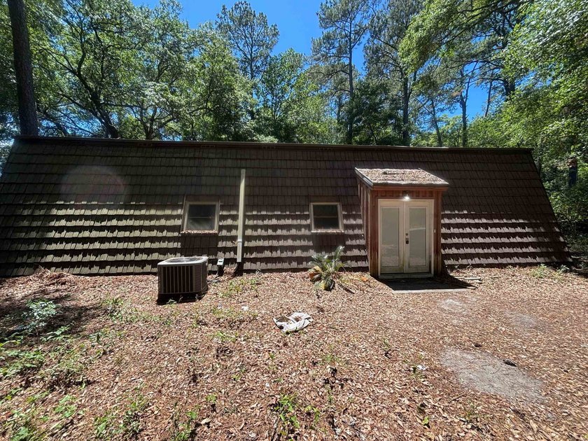 Set in the established Hagley area of Pawleys Island, this - photo 3