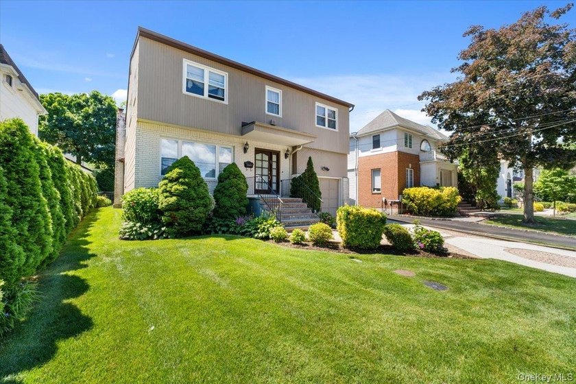 Bright and spacious Colonial, impeccably maintained and - photo 2