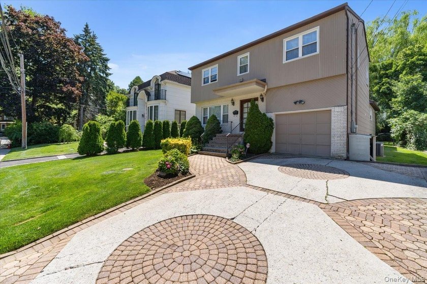 Bright and spacious Colonial, impeccably maintained and - photo 3
