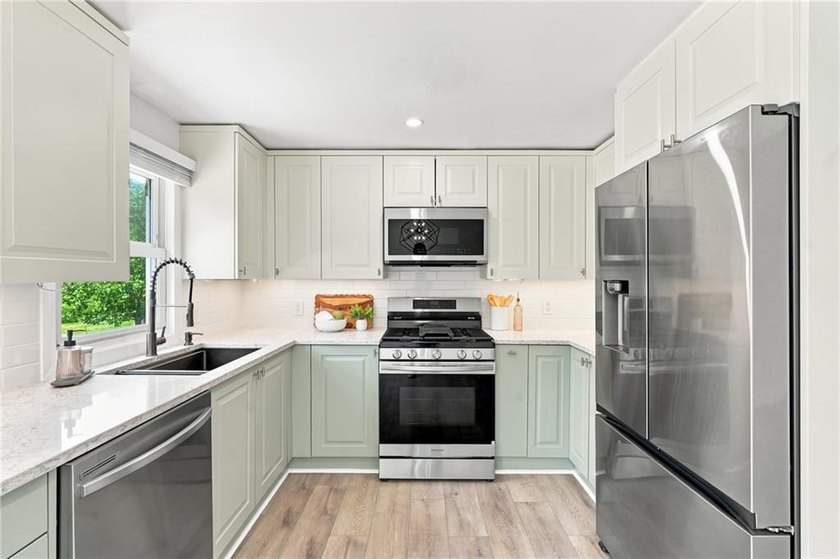 Beautifully renovated from top to bottom, this 3-4 bed, 2 full - photo 3