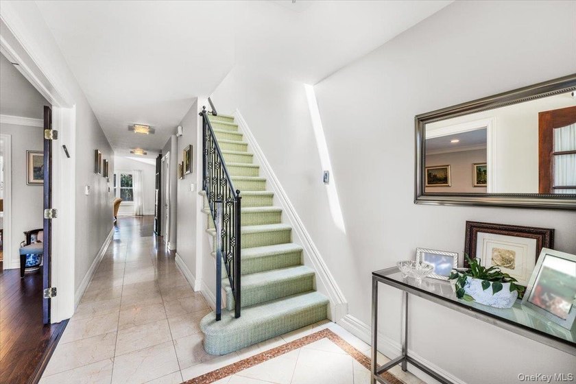 Bright and spacious Colonial, impeccably maintained and - photo 4