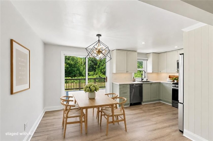 Beautifully renovated from top to bottom, this 3-4 bed, 2 full - photo 4