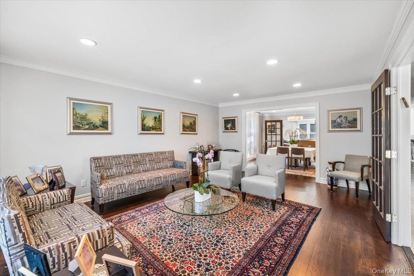 Bright and spacious Colonial, impeccably maintained and - photo 5