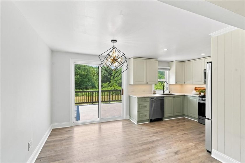 Beautifully renovated from top to bottom, this 3-4 bed, 2 full - photo 5
