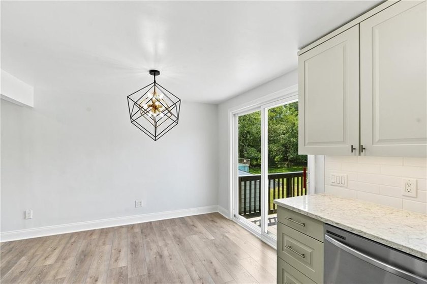 Beautifully renovated from top to bottom, this 3-4 bed, 2 full - photo 6