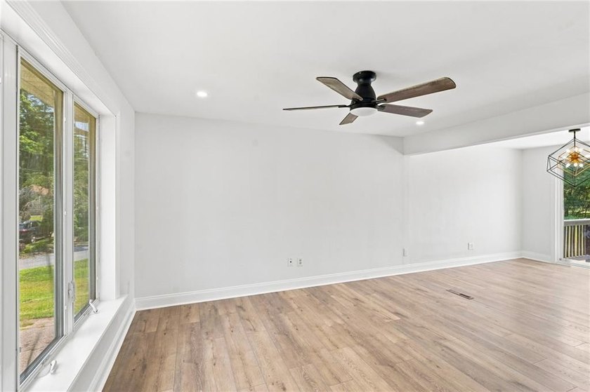 Beautifully renovated from top to bottom, this 3-4 bed, 2 full - photo 9
