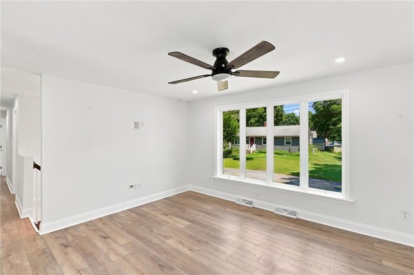 Beautifully renovated from top to bottom, this 3-4 bed, 2 full - photo 10