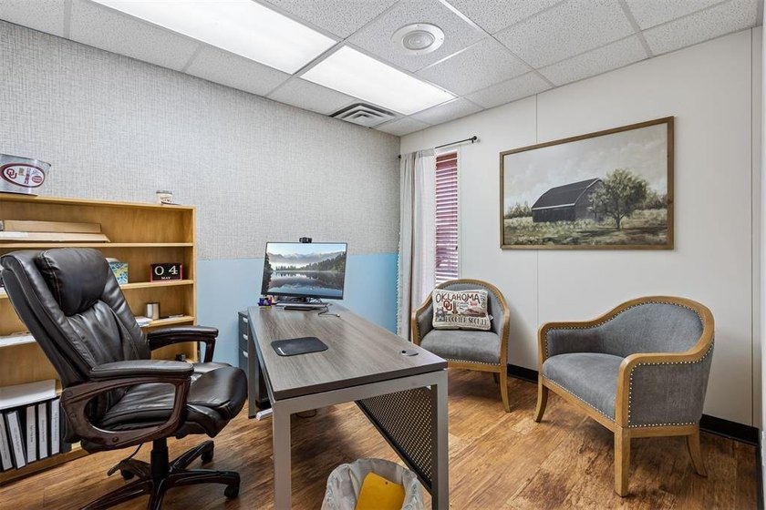 Professional office space in high traffic area with excellent - photo 21