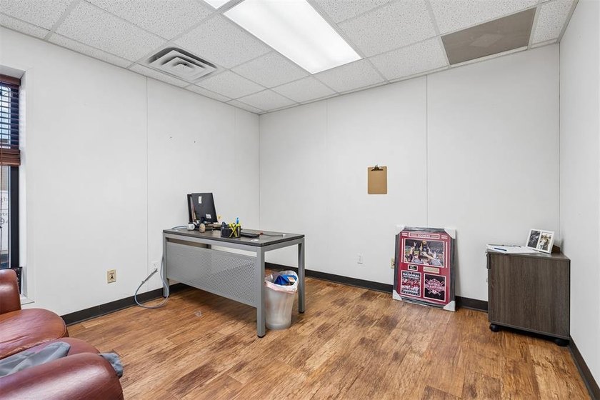 Professional office space in high traffic area with excellent - photo 22