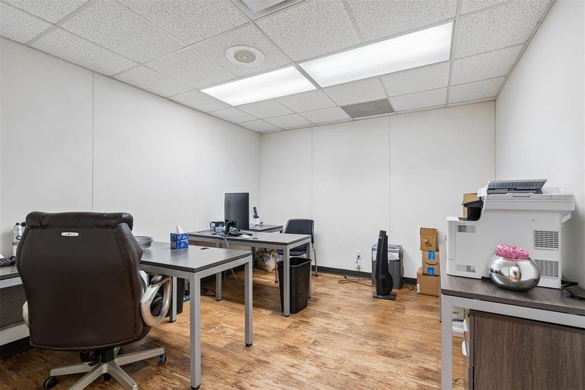 Professional office space in high traffic area with excellent - photo 23