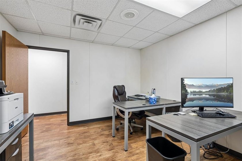 Professional office space in high traffic area with excellent - photo 24