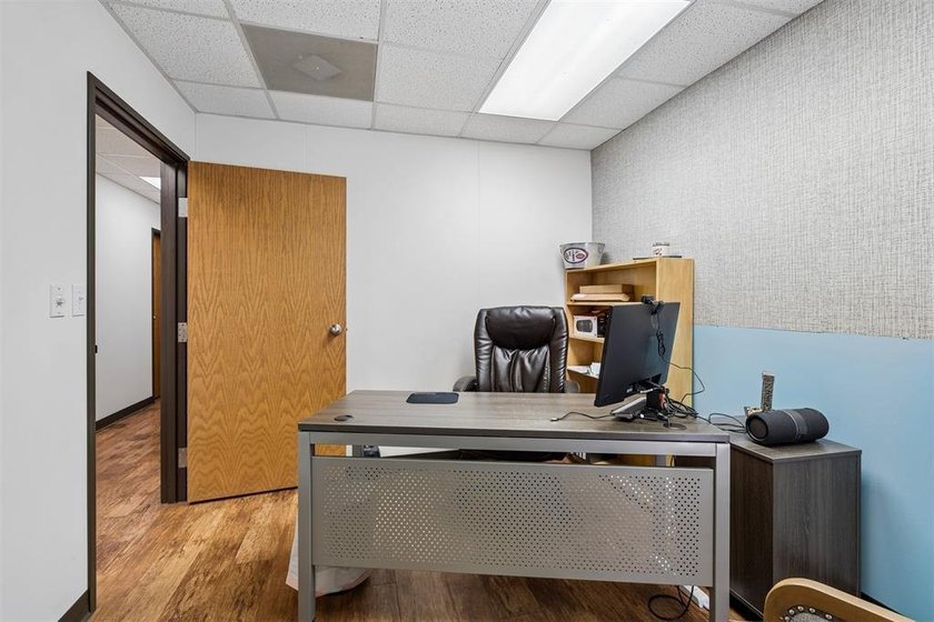 Professional office space in high traffic area with excellent - photo 25