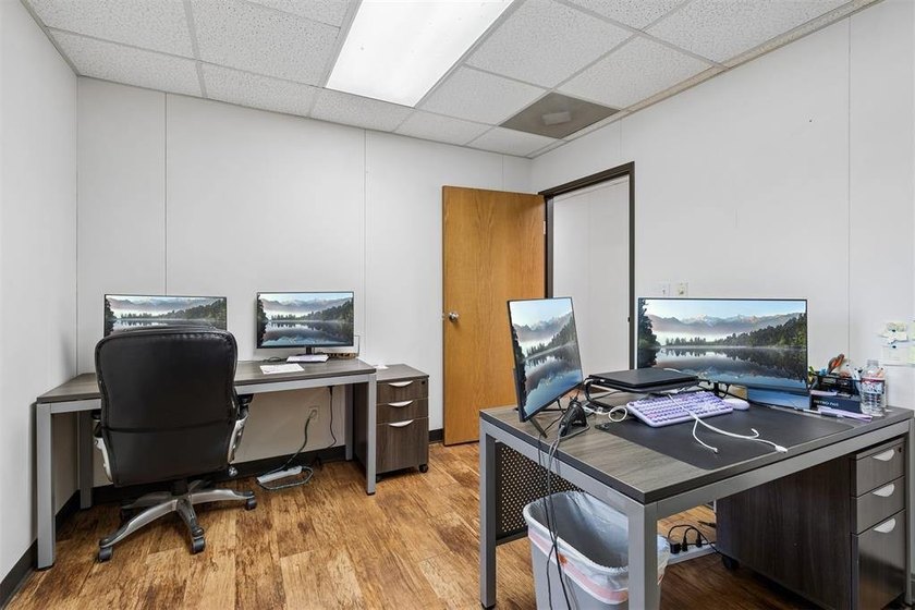 Professional office space in high traffic area with excellent - photo 26