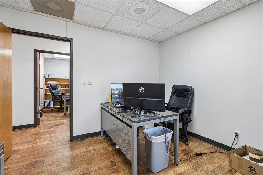 Professional office space in high traffic area with excellent - photo 27