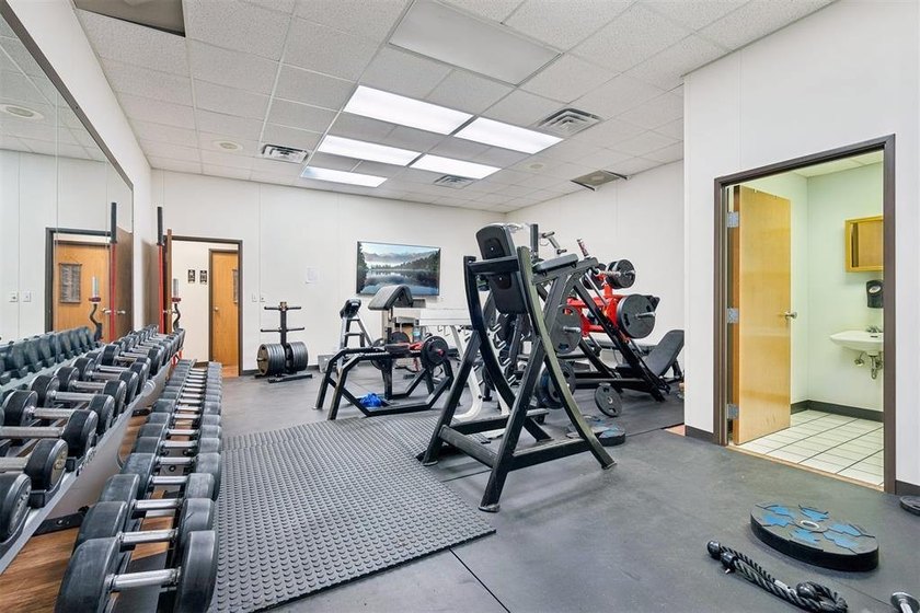 Professional office space in high traffic area with excellent - photo 33