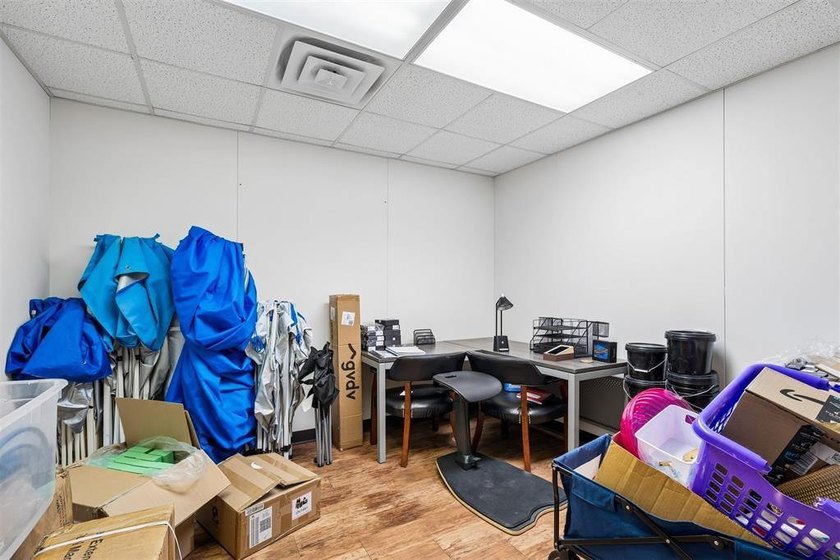 Professional office space in high traffic area with excellent - photo 36
