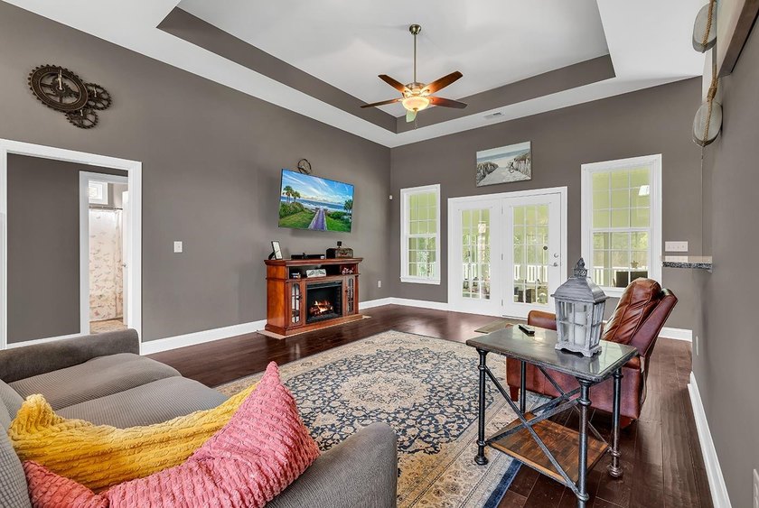Welcome to this beautifully maintained custom-built home - photo 5