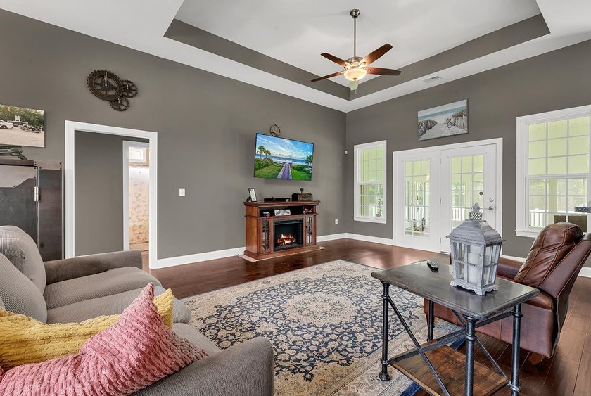Welcome to this beautifully maintained custom-built home - photo 6
