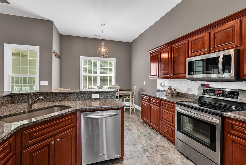 Welcome to this beautifully maintained custom-built home - photo 7