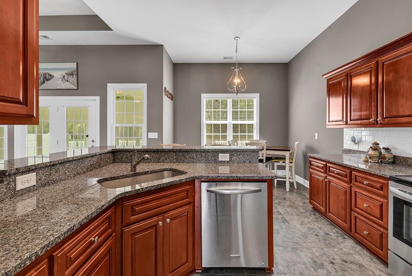 Welcome to this beautifully maintained custom-built home - photo 8