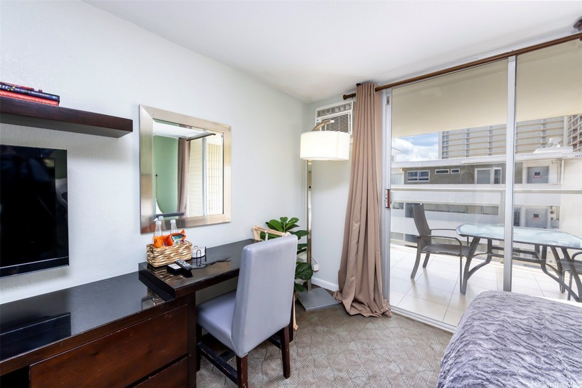 Situated in the center of Waikiki, Island Colony is a - photo 5