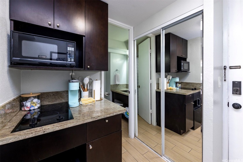 Situated in the center of Waikiki, Island Colony is a - photo 6
