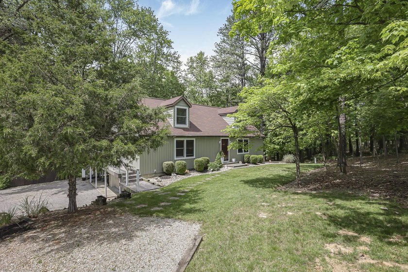 Welcome to Hideaway Hills and this spacious, beautifully updated - photo 4
