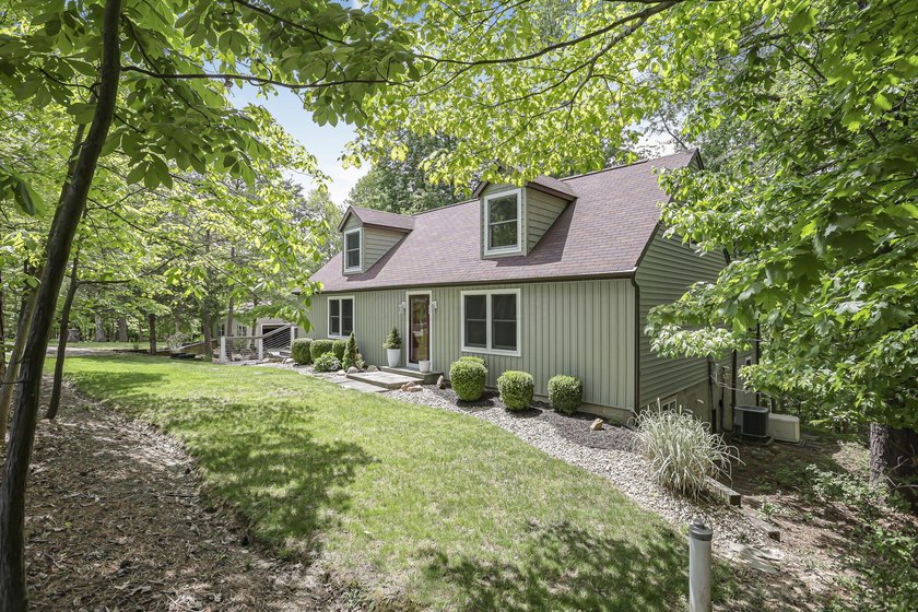 Welcome to Hideaway Hills and this spacious, beautifully updated - photo 5