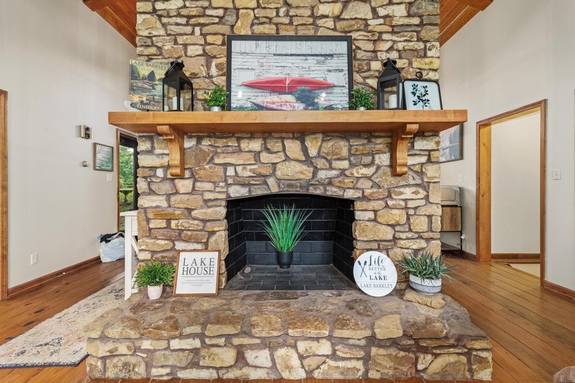 Enjoy lake life at its finest with this beautiful 4-bedroom - photo 6