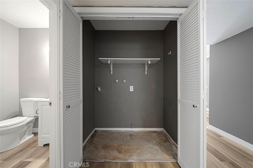 Beautifully updated 2-bedroom, 2-bathroom condo offering a - photo 20