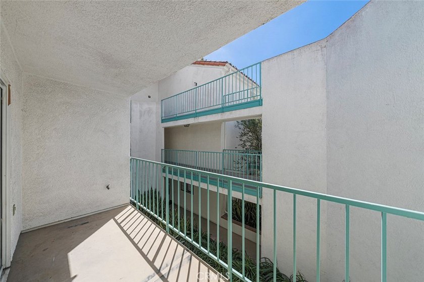 Beautifully updated 2-bedroom, 2-bathroom condo offering a - photo 21