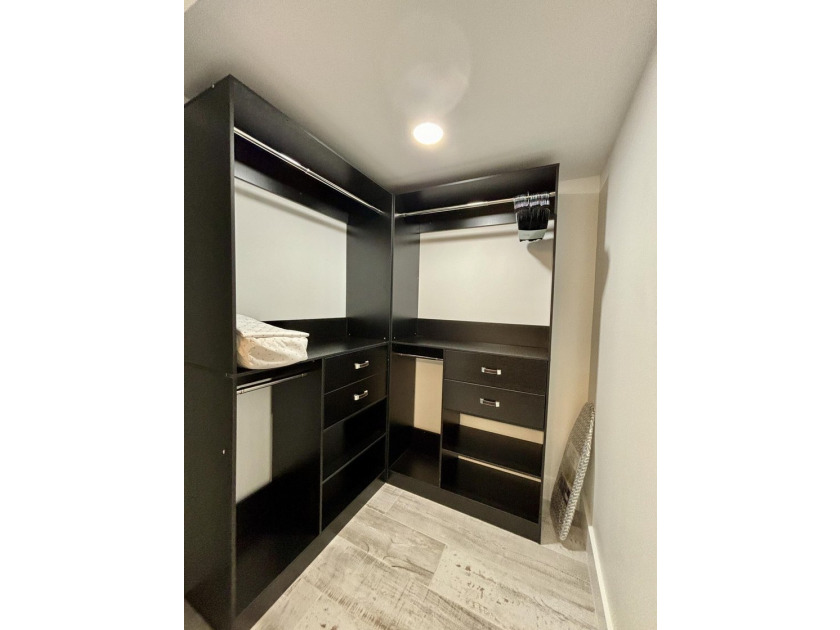 ONE LEVEL 1st floor condo is ready to move-in. Totally remodeled - photo 21