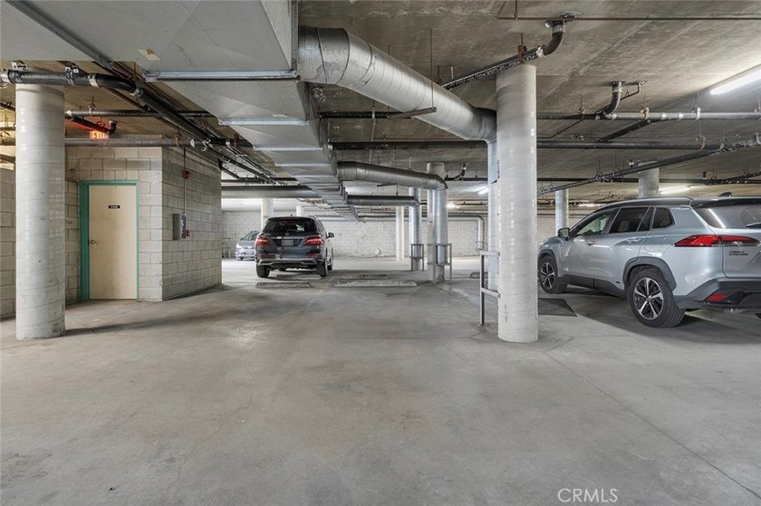Beautifully updated 2-bedroom, 2-bathroom condo offering a - photo 23