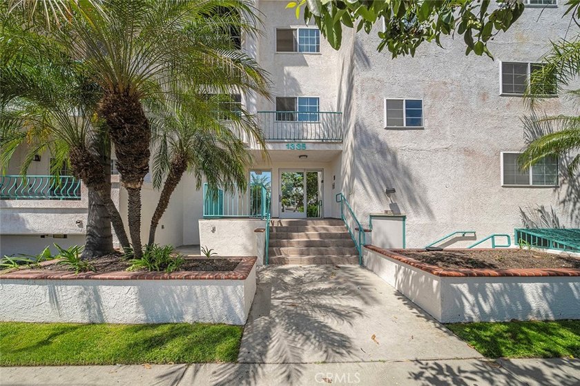 Beautifully updated 2-bedroom, 2-bathroom condo offering a - photo 25