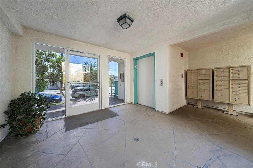 Beautifully updated 2-bedroom, 2-bathroom condo offering a - photo 26
