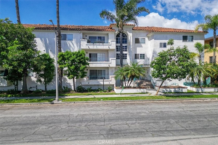 Beautifully updated 2-bedroom, 2-bathroom condo offering a - photo 27