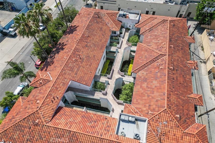 Beautifully updated 2-bedroom, 2-bathroom condo offering a - photo 28