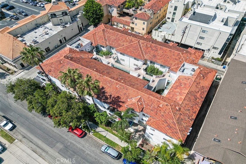 Beautifully updated 2-bedroom, 2-bathroom condo offering a - photo 29