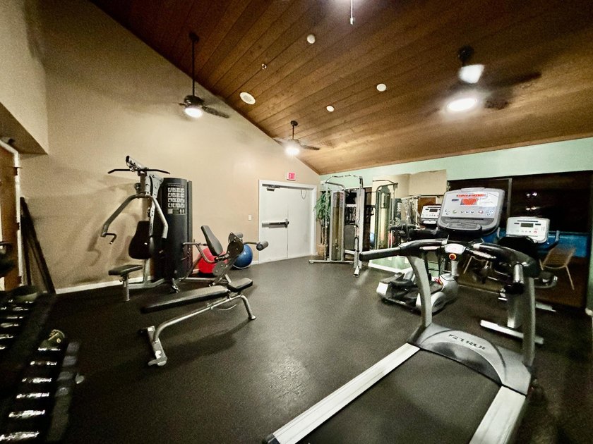 ONE LEVEL 1st floor condo is ready to move-in. Totally remodeled - photo 32