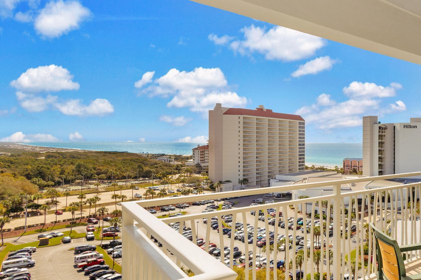 Updated cabinets and NEW Wood-Like flooring throughout - photo 46