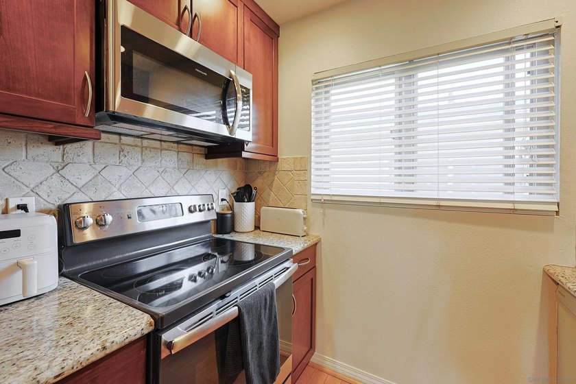 Welcome to this functional and stylish VA-approved studio condo - photo 5