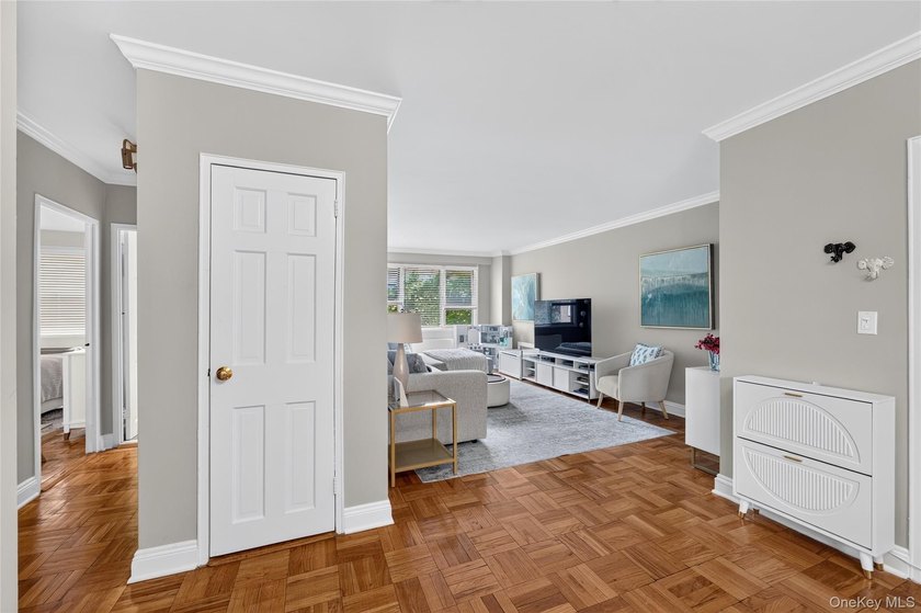 Welcome home to this light-filled, beautifully renovated - photo 6