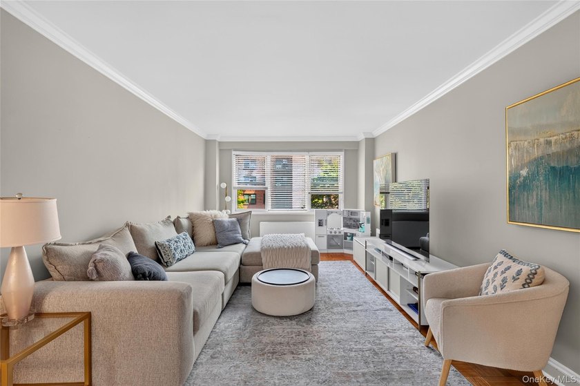 Welcome home to this light-filled, beautifully renovated - photo 7