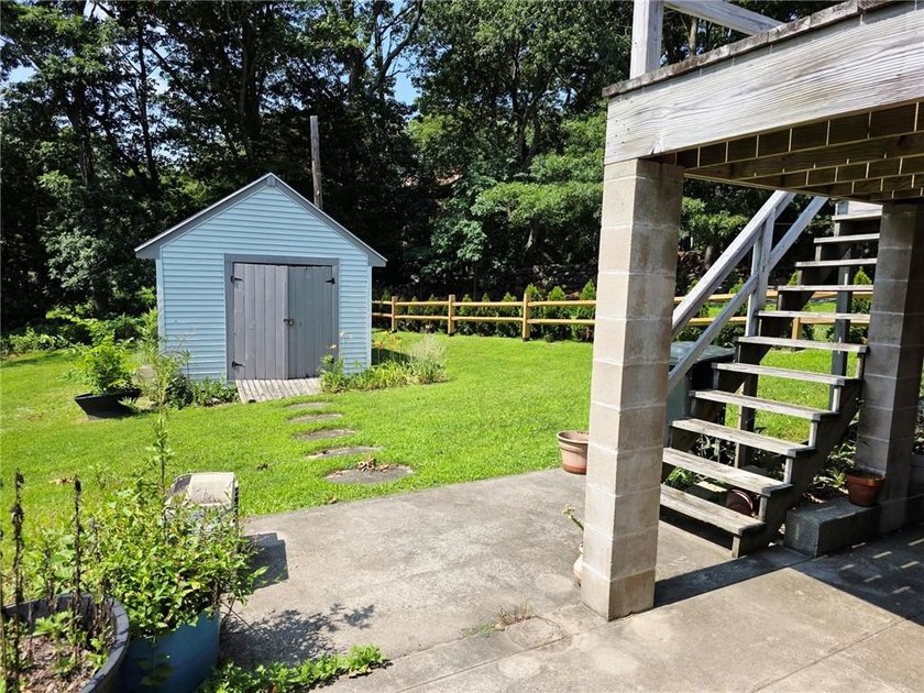 This raised ranch offers 3 bedrooms, one bathroom, galley - photo 2