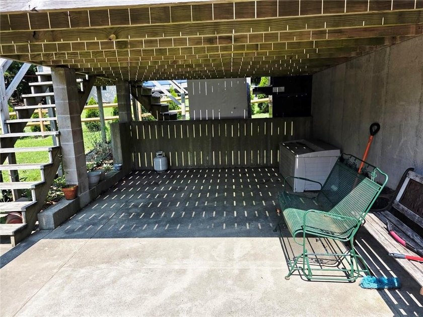 This raised ranch offers 3 bedrooms, one bathroom, galley - photo 3