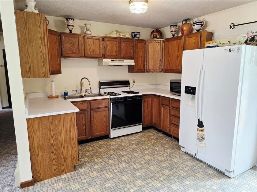 This raised ranch offers 3 bedrooms, one bathroom, galley - photo 6